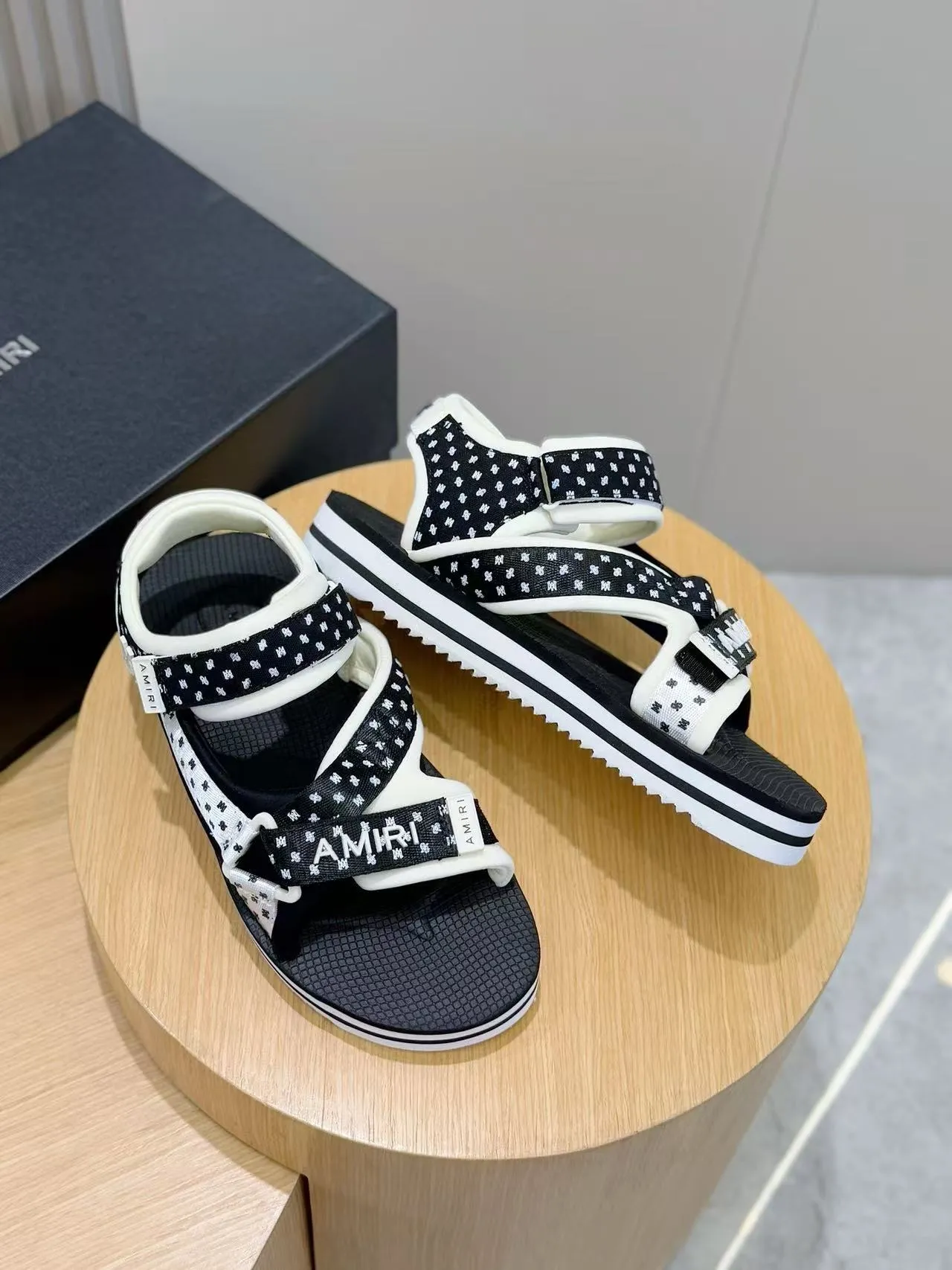 [AMIRI*AMIRI] P:500💰 Size: 39-45 Official website new original version 1:1 AMIRI*AMIRI classic men's sandals, high-end boutique, original material, TPU foam bottom, fine workmanship, casual, loose and comfortable, a must-have in summer.